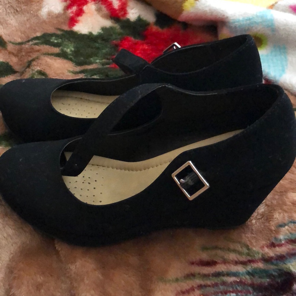 Black wedges